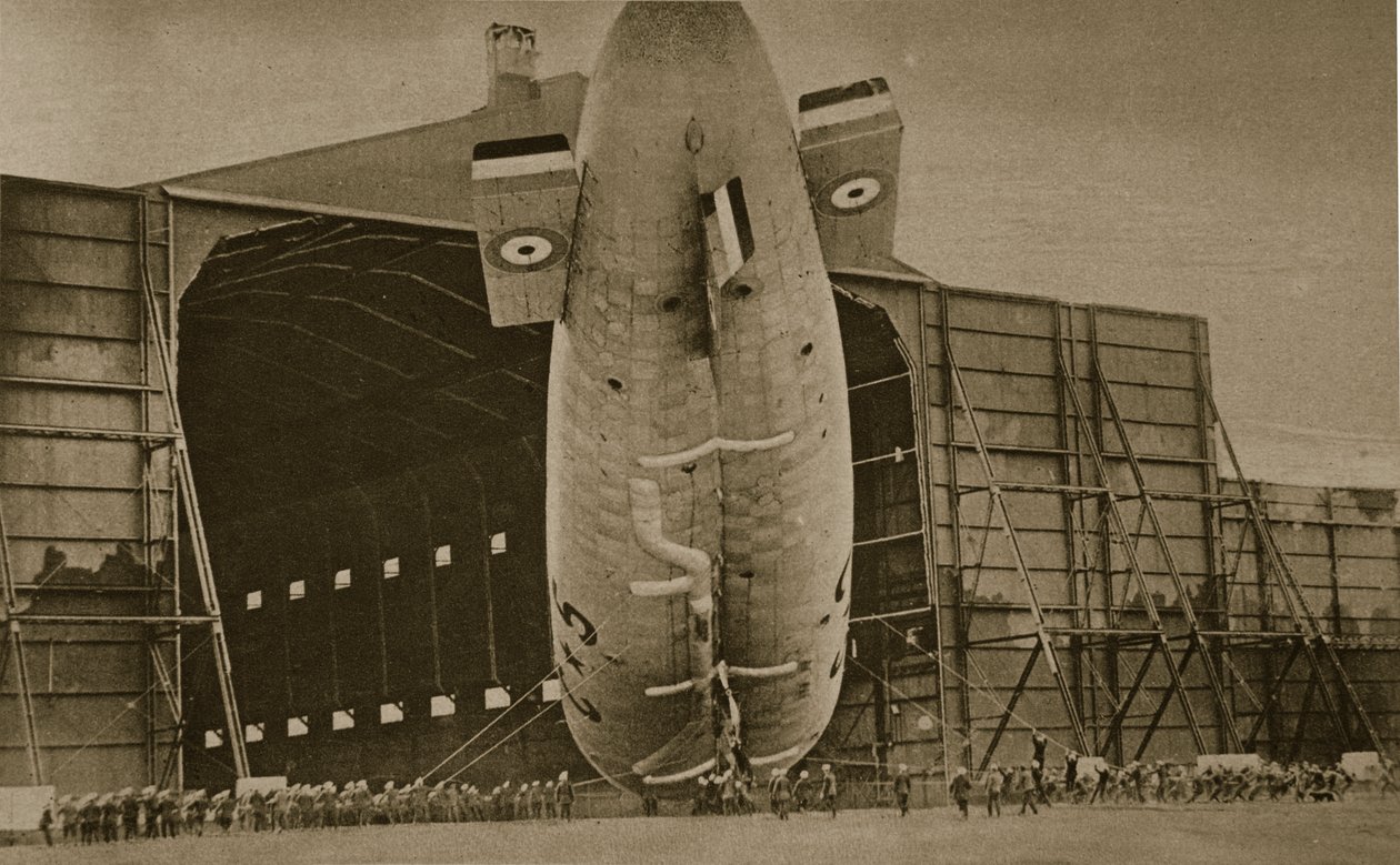 Forhandling af et flådeluftskib til en hangar, 1914-19 af English Photographer