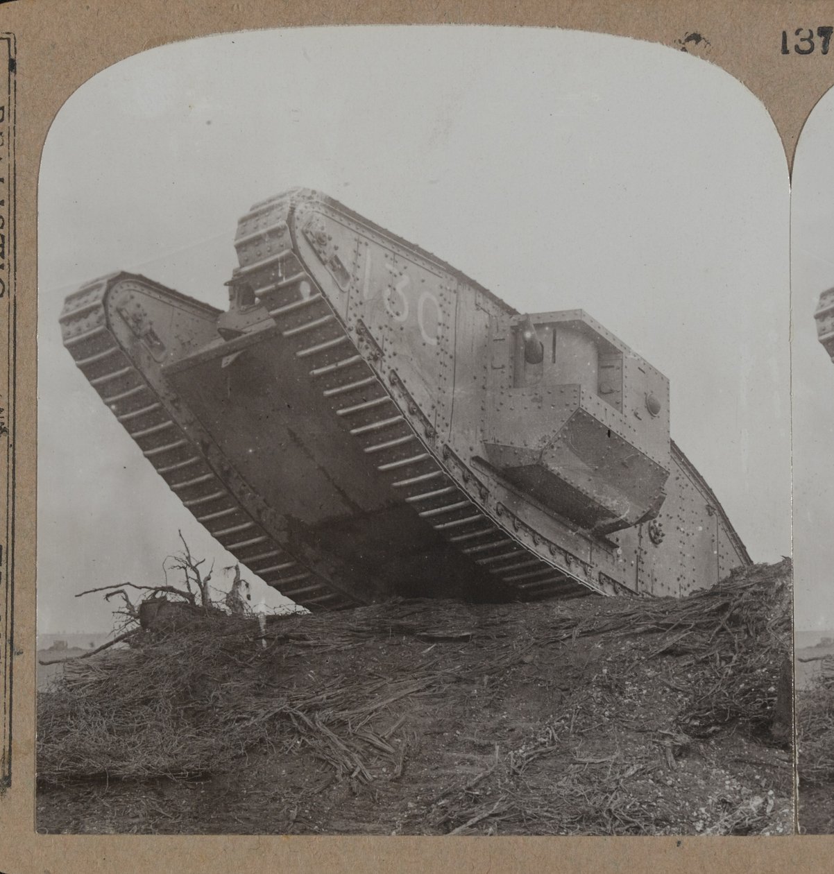 Vores monstertanke nedbryder bælterne af pigtråd og overrasker fuldstændigt navet i Cambrai, 1914-18 af English Photographer