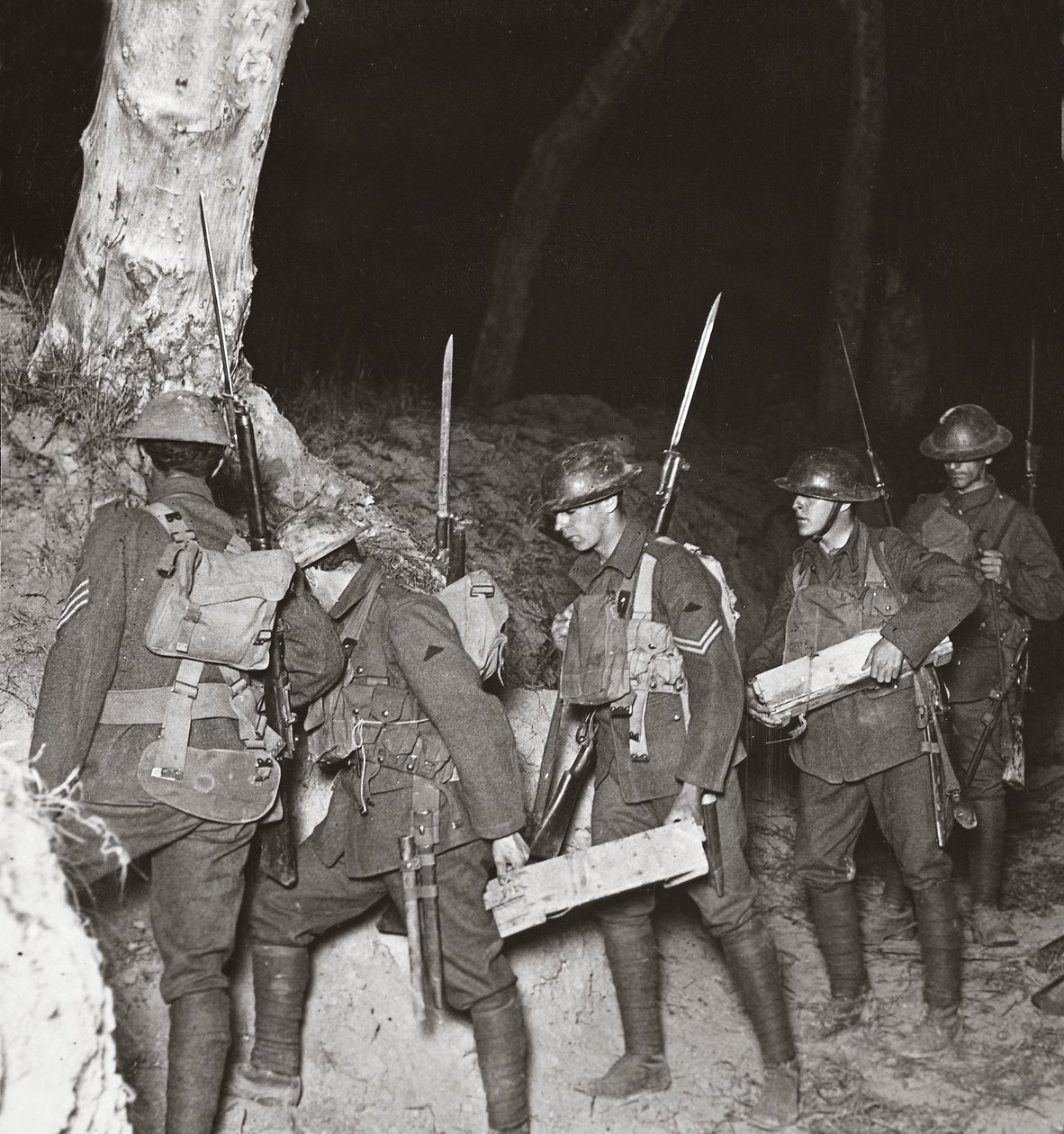 Vores tropper forlader med en saft på en natoperation for at afskære hunnerne, der holder fast i Villers-Bretonneux, 1918 af English Photographer