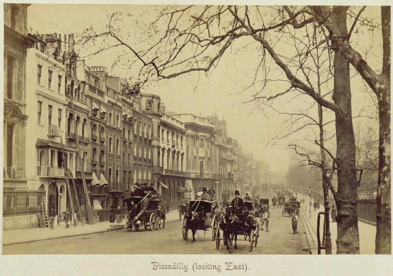 Piccadilly mod øst, (sepia foto) af English Photographer
