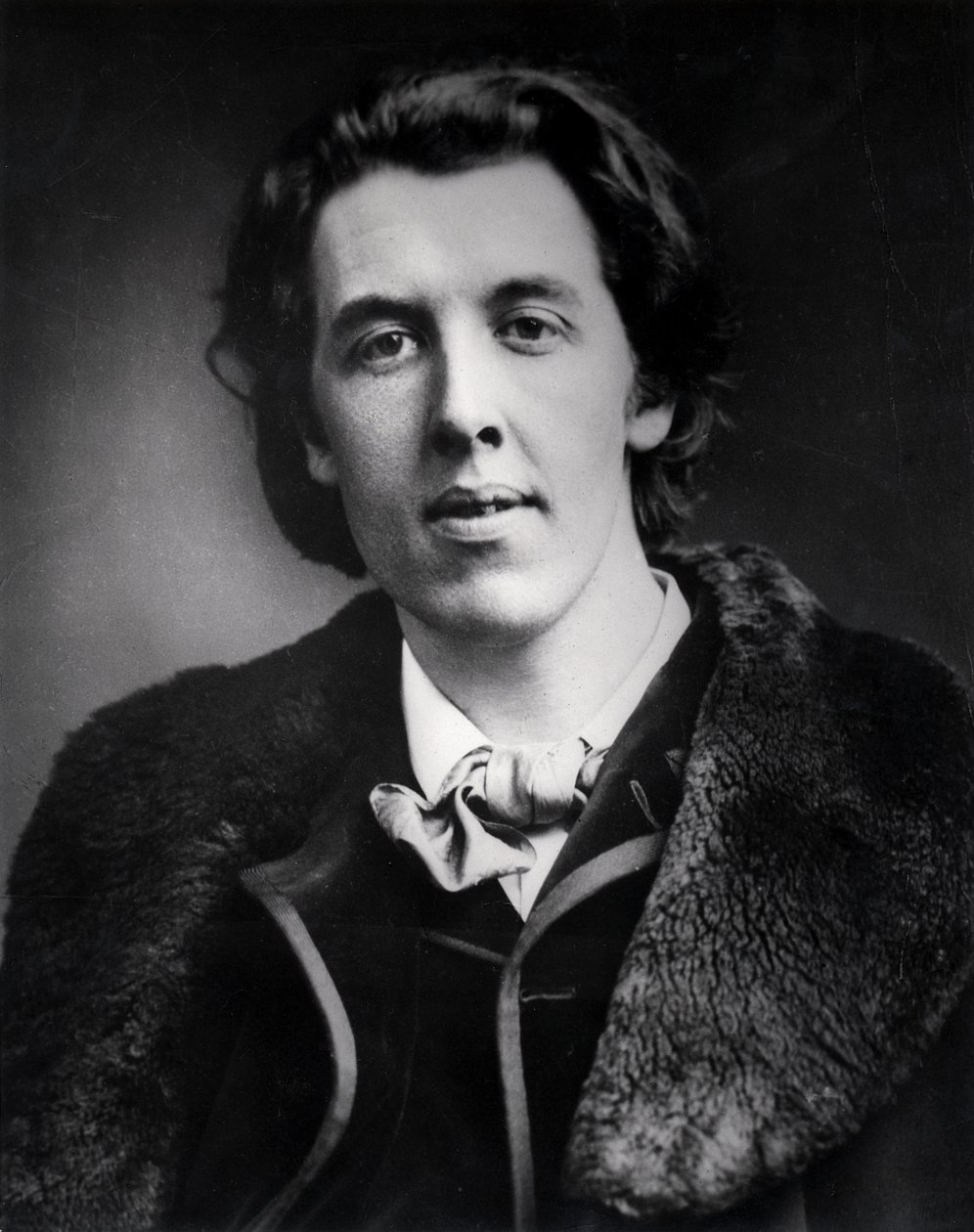 Portræt af Oscar Wilde (1854-1900) iført en overfrakke med en pelskrave købt til hans rejse til Amerika, 1881 af English Photographer