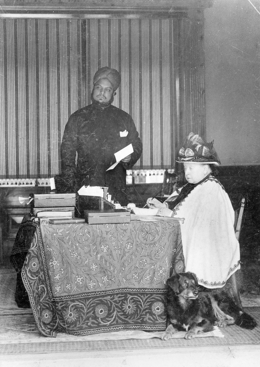 Dronning Victoria, kejserinde af Indien og Abdul Karim The Munshi, c.1894 af English Photographer