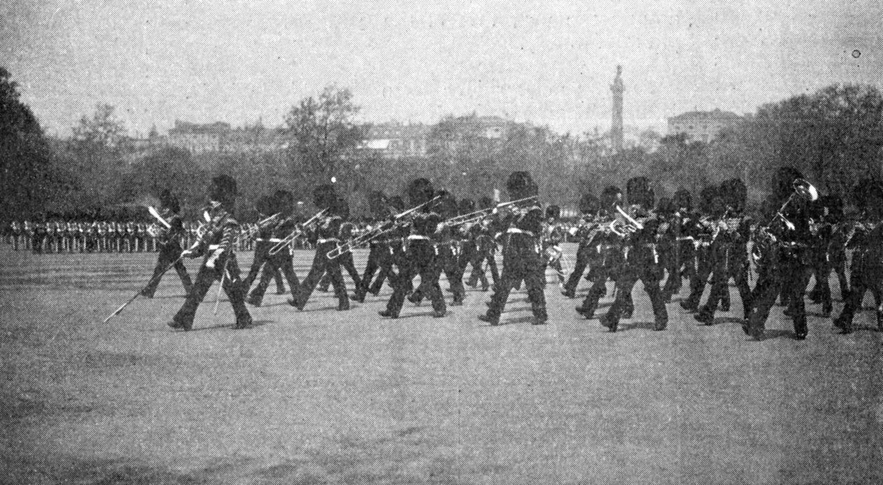 Øver til fødselsdagsparade, illustration fra Kongen, 25. maj 1901 af English Photographer