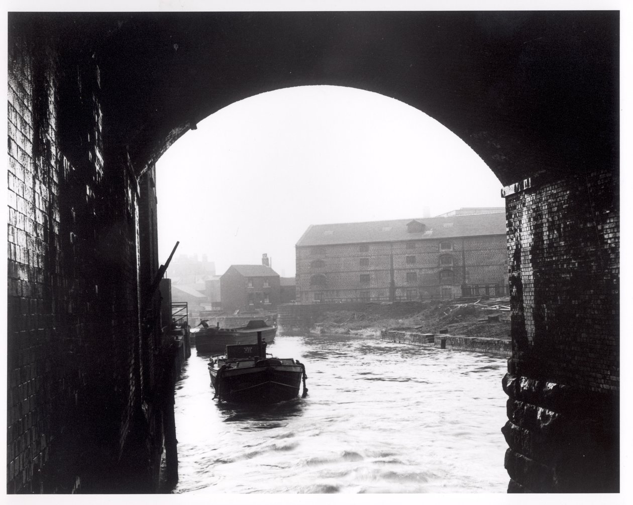 Floden Aire set fra Dark Arches, Leeds, 1951 af English Photographer