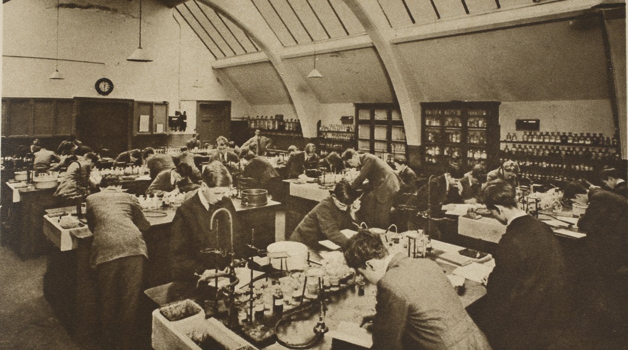 Studerende på arbejde i et laboratorium på Polytechnic (sepia-foto) af English Photographer