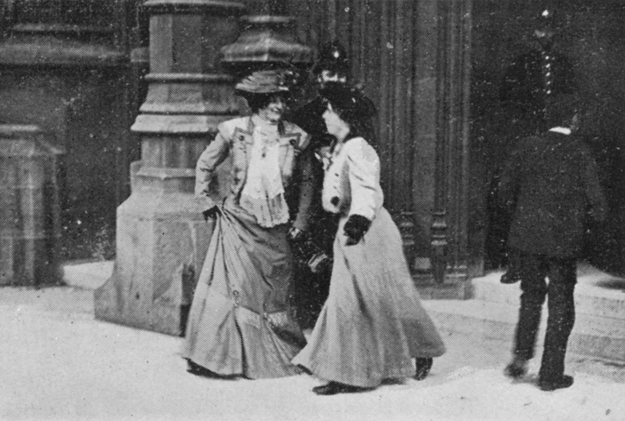 Suffragetter vendte sig væk, illustration fra en artikel med titlen The Reassembling of Parliament offentliggjort i The Graphic, 27. oktober 1906 af English Photographer