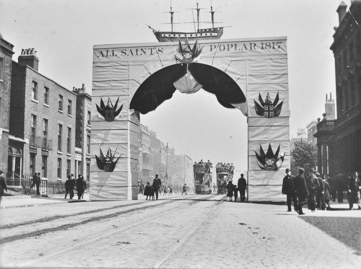 Midlertidig buegang, Victoria Diamond Jubilee, East India Dock Road, 1897 af English Photographer