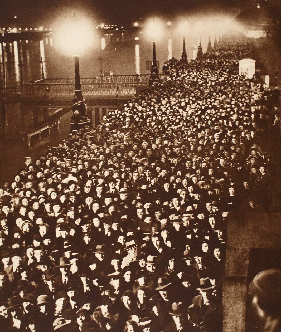 The Crowds Waiting to Pass by King Georges Catafalque i Westminster Hall, 1936 af English Photographer