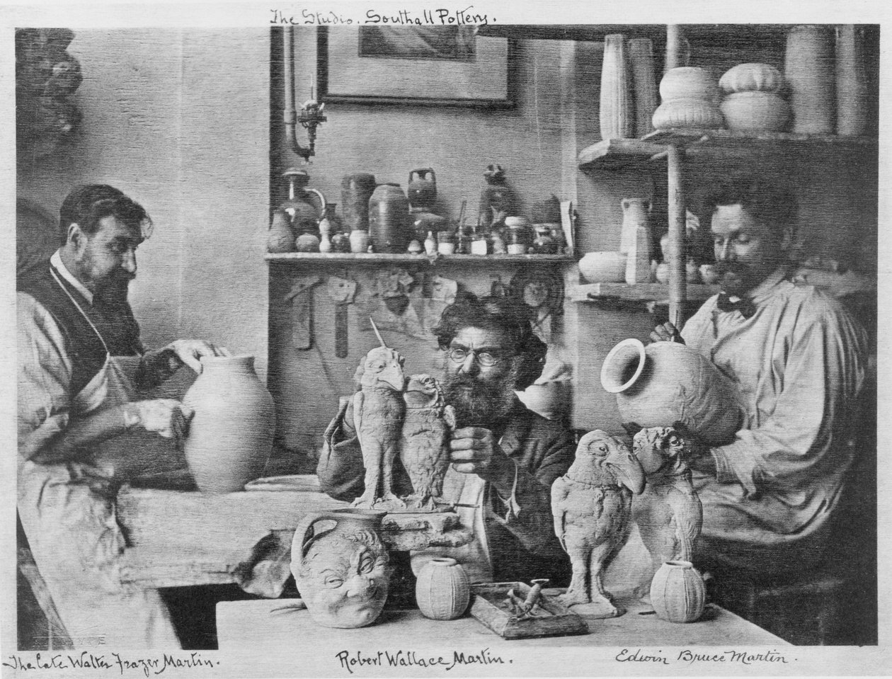 Martin-brødrene i studiet på Southall Pottery af English Photographer