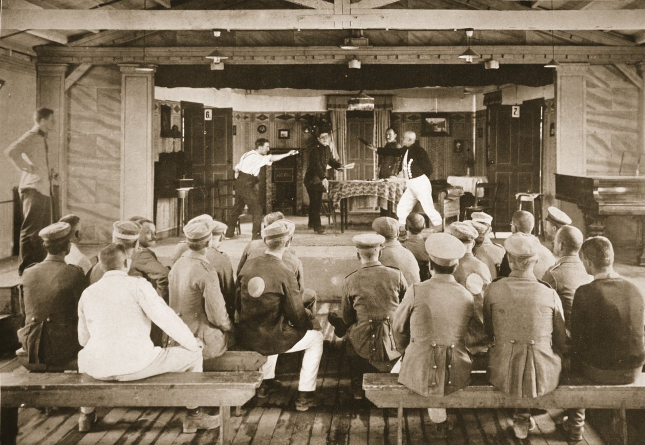 The Theatre: A General Rehearsal, Dorchester, illustration fra German Prisoners in Great Britain (fotogravure) af English Photographer