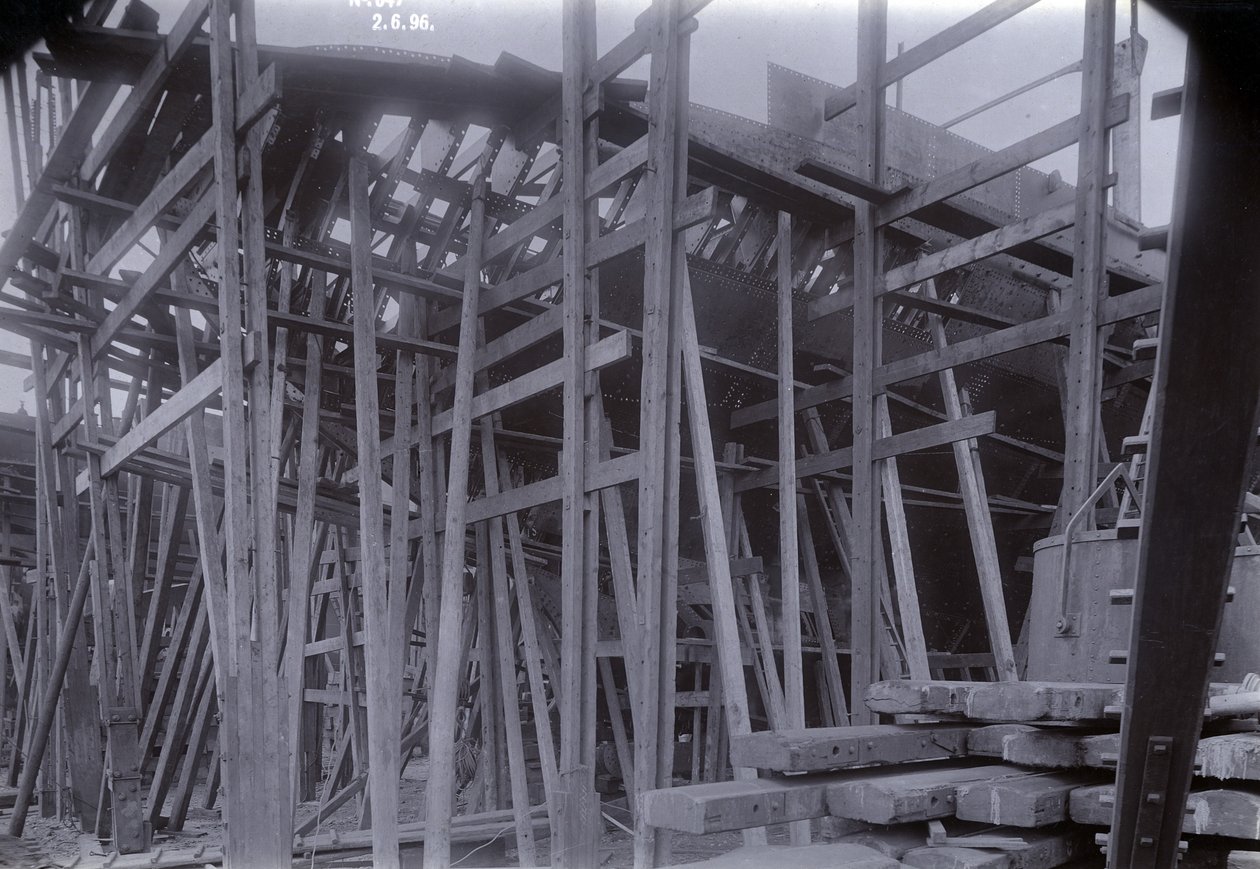 Det isbrydende togfærgeskib SS Baikal i ramme under opførelsen af Sir W.G. Armstrong Mitchell and Co. Ltd., på Low Walker-værftet i Newcastle upon Tyne i 1896 af English Photographer
