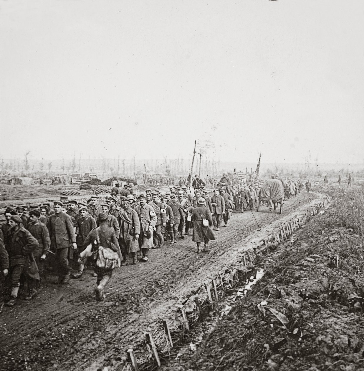 Tusindvis af tyske soldater taget til fange i de tyske hæres sidste nederlag på Sambre, 1918 af English Photographer