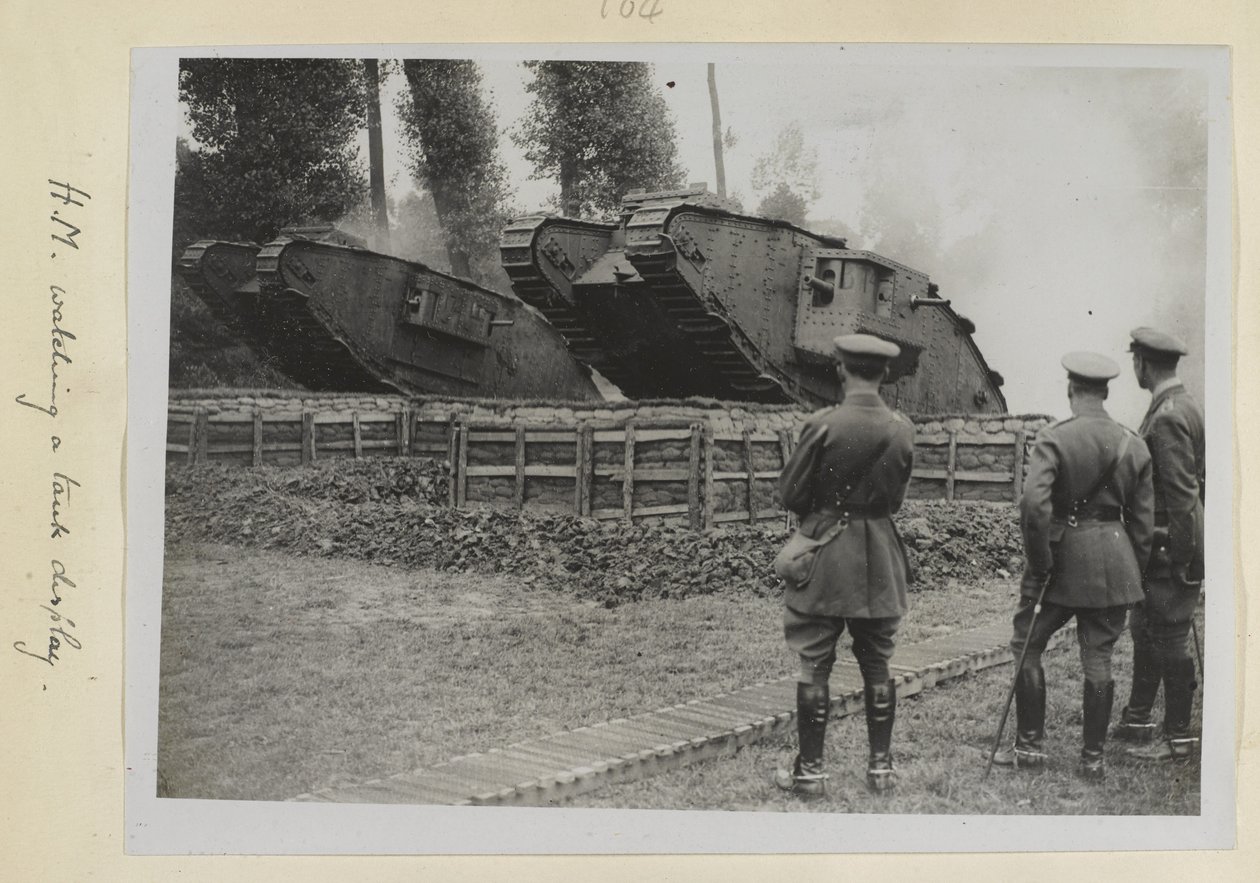 Tre officerer, en muligvis kong George V, så to kampvogne blive kørt over en forhindring, 1915-18 af English Photographer