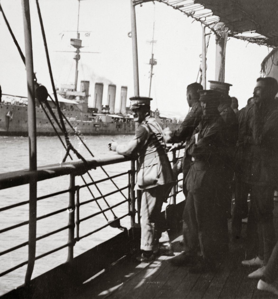 Transport med Old Contemptibles fra Indien møder et krigsskib i Middelhavet af English Photographer
