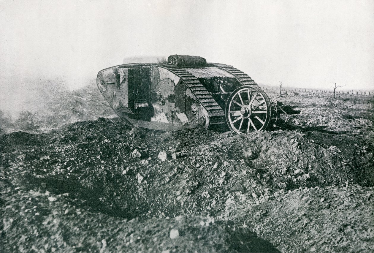 Britisk kampvogn fra Første Verdenskrig i kamp på Vestfronten, 1917 af English Photographer