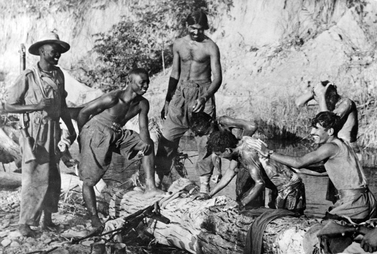 Vestafrikanske og indiske tropper bader i en å, 1944-45 af English Photographer