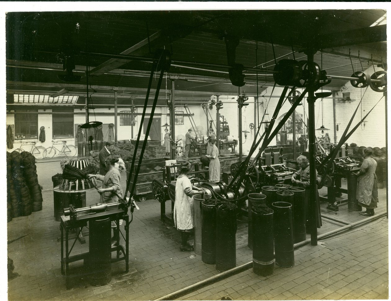 Oprulnings- og køleanlæg (strømpebukser), 1923 af English Photographer