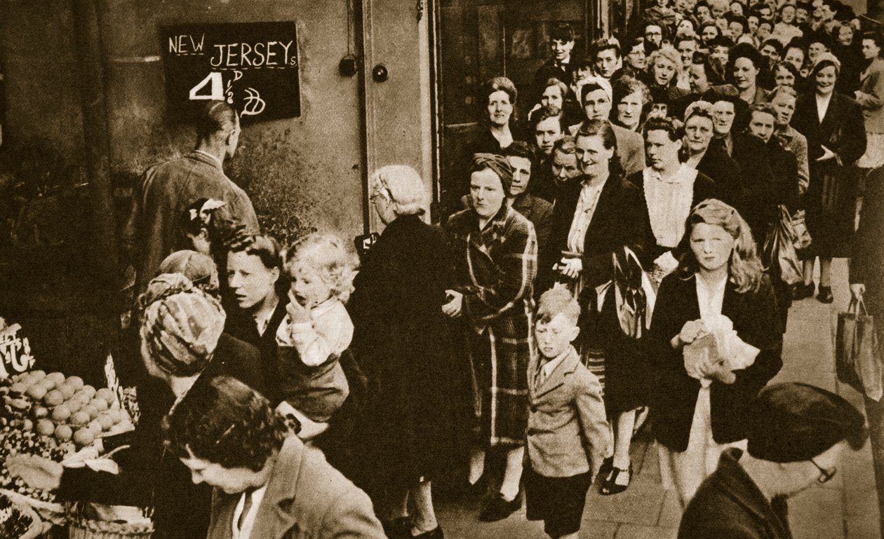 Kvinder står i kø ved en frugt- og grøntbod i London, juni 1947 af English Photographer