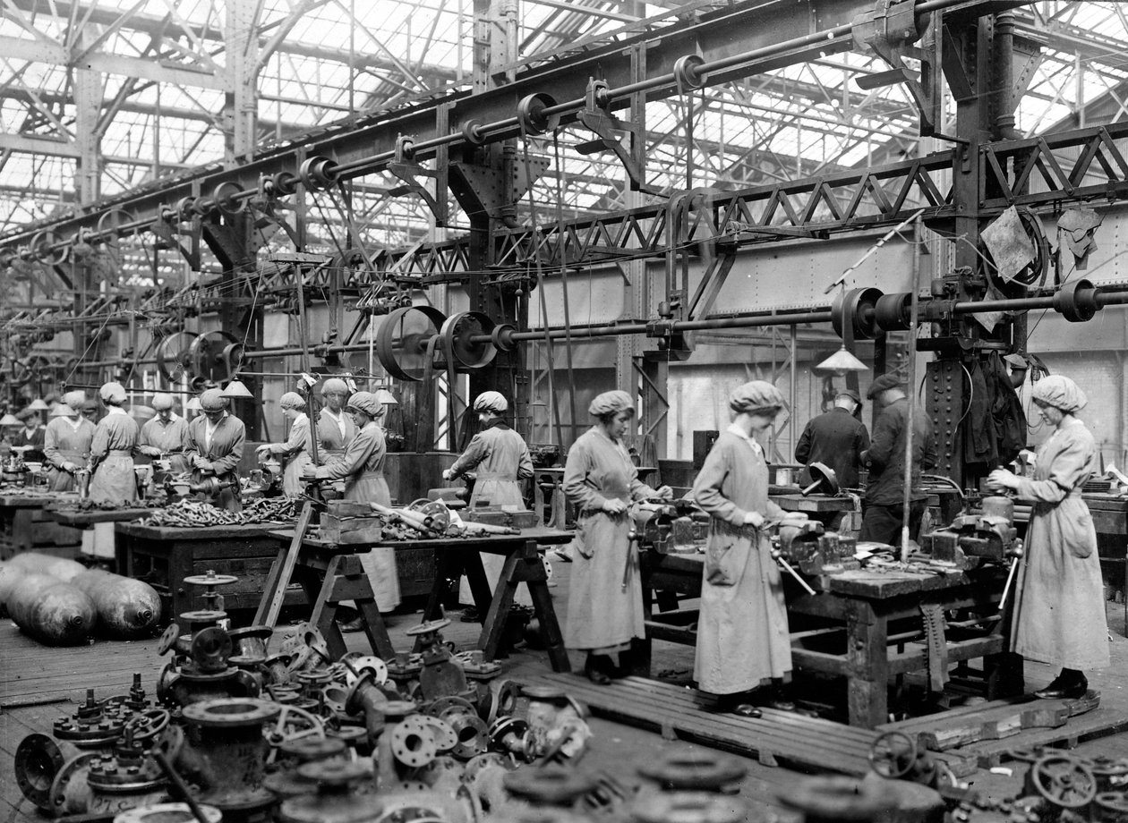 Kvinder, der arbejder på en fabrik af English Photographer