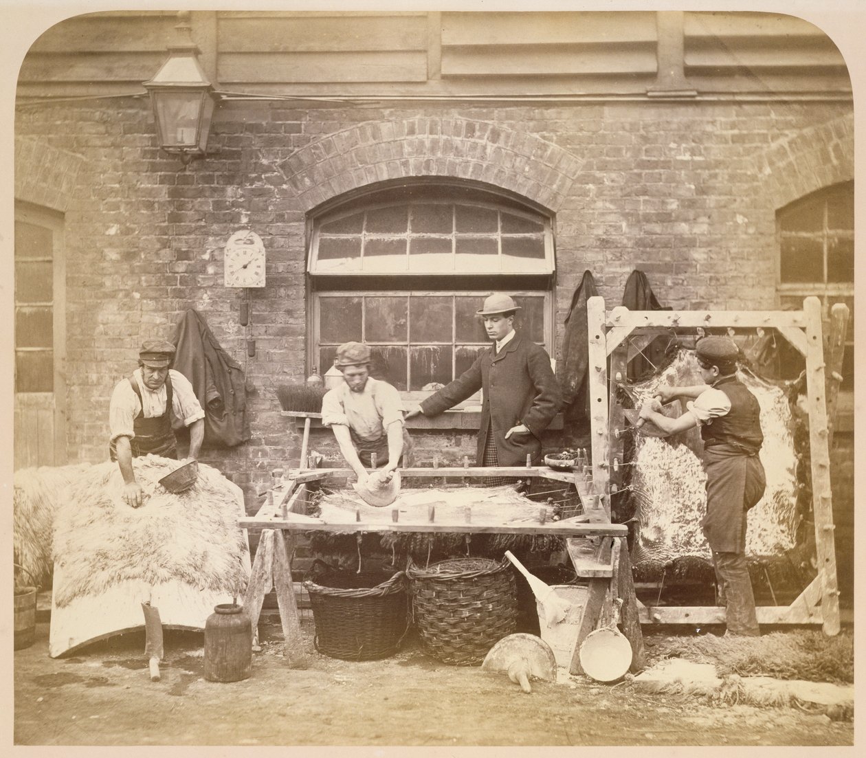 Arbejdere, der laver fåreskindstæpper, ca. 1861-62 (sepiafoto) (se også 221845) af English Photographer