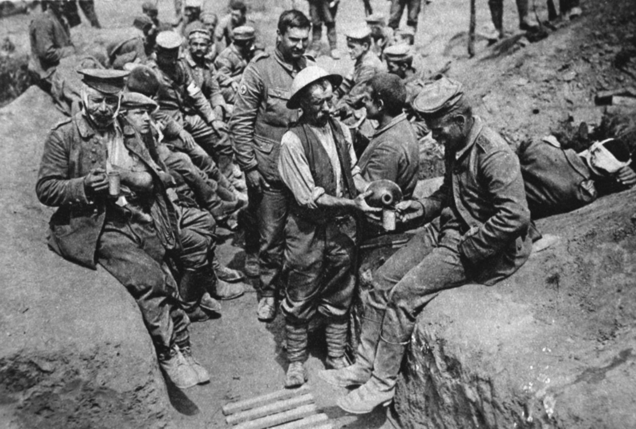 Sårede tyske fanger: en soldat, der distribuerer vand, fra The Illustrated War News, 18. august 1916 af English Photographer
