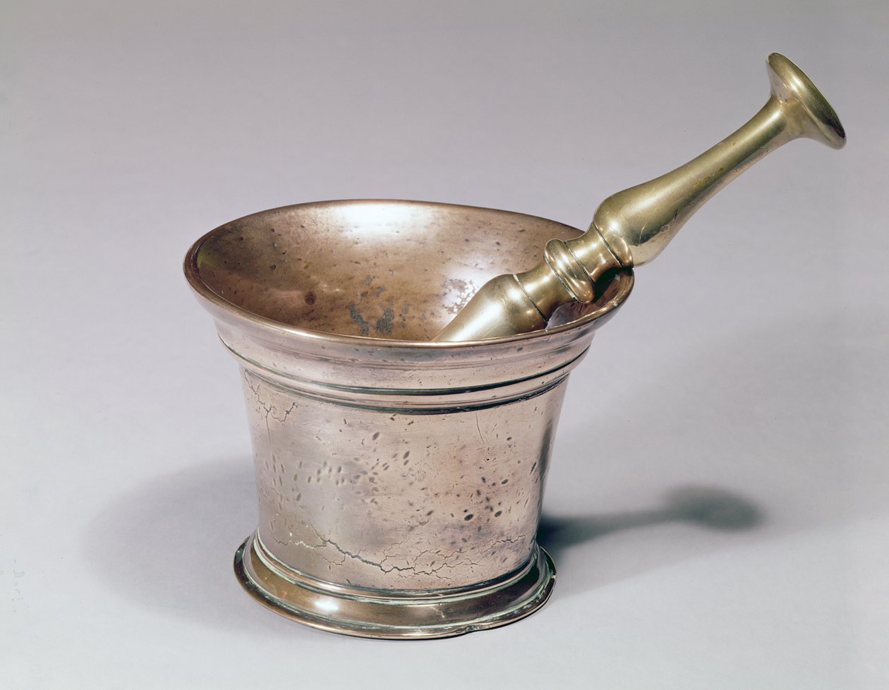 Apotheker støder og morter, begyndelsen af det 18. århundrede (messing og kobber) af English School