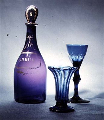 Flødebolle af blåt glas, ca.1760; karaffel og vinglas af blåt glas med facetslebet stilk, ca.1780 (glas) af English School