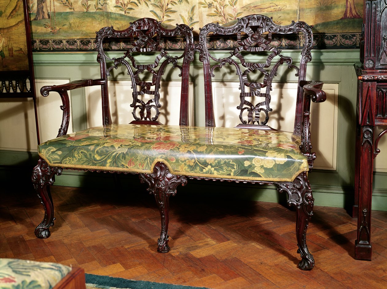 Udskåret sofa, med gobelinsæde, svarende til design af Thomas Chippendale, midten af det 18. århundrede (mahogni) af English School