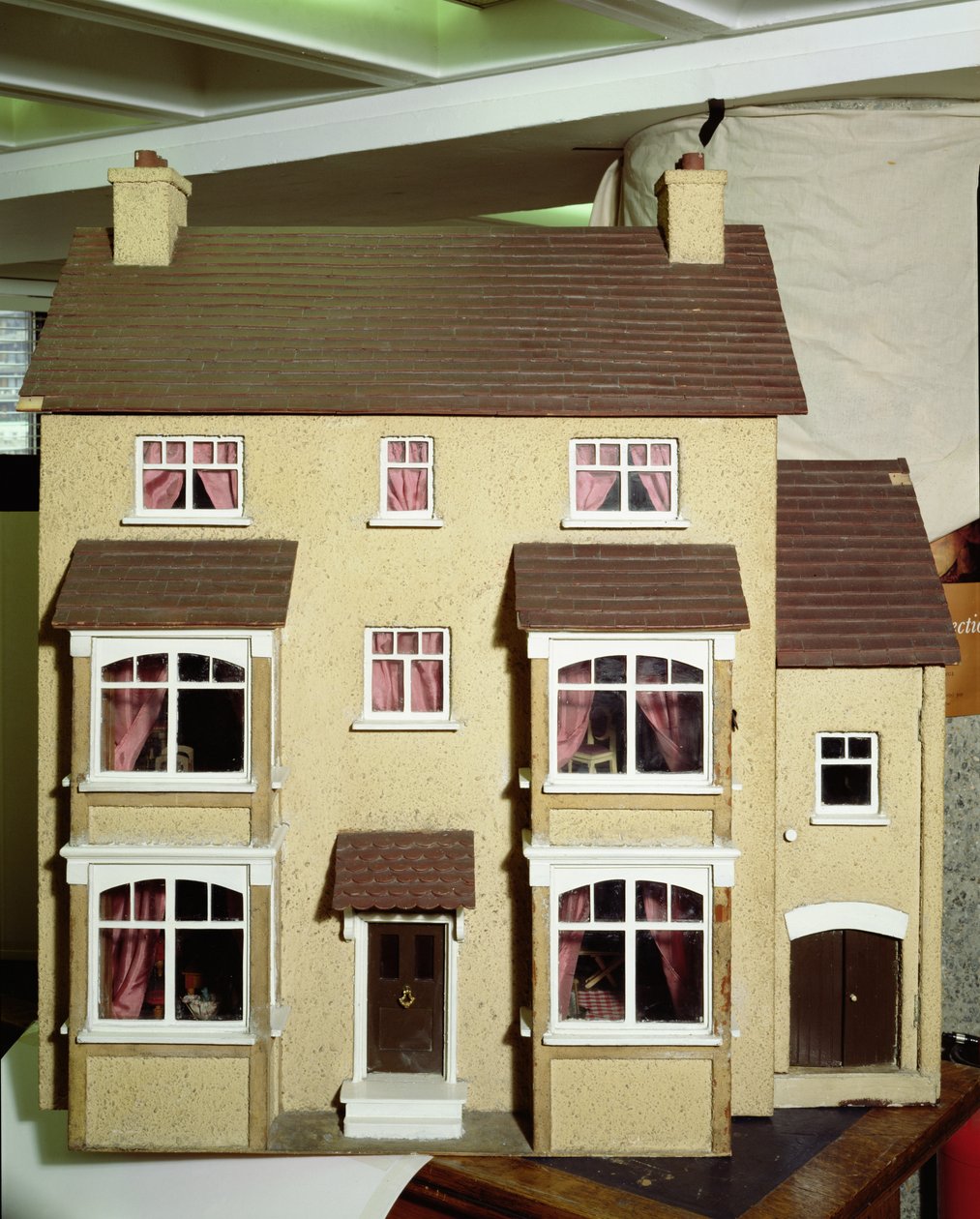 Yderside af et hjemmelavet dukkehus, 1926 af English School