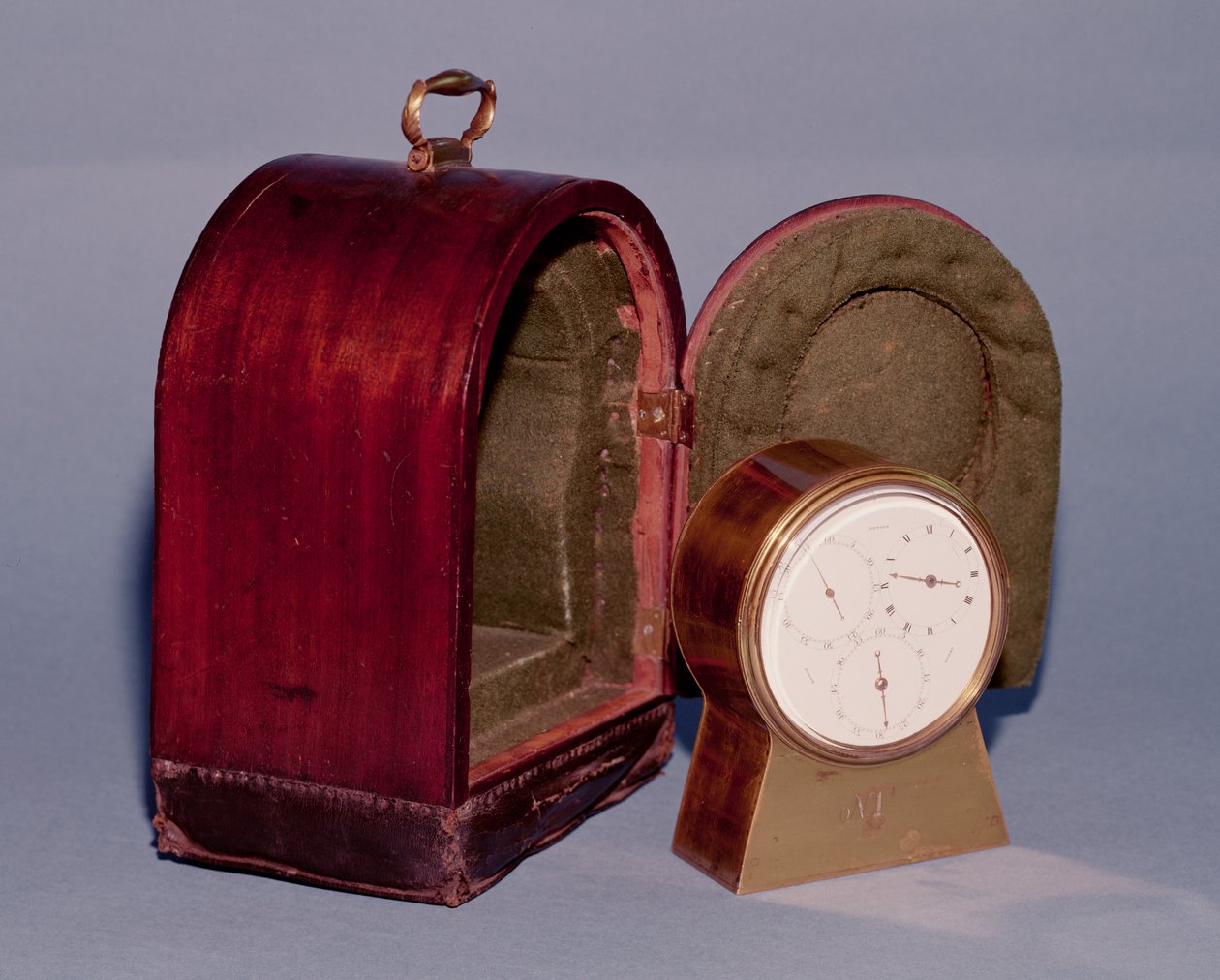Marinekronometer i messingkasse, med hvid emaljeret urskive med tre underordnede urskiver i timer, minutter og sekunder, med guldvisere og en rejsekasse foret med baize-foret, af Josiah Emery, 1792 (messing & e af English School