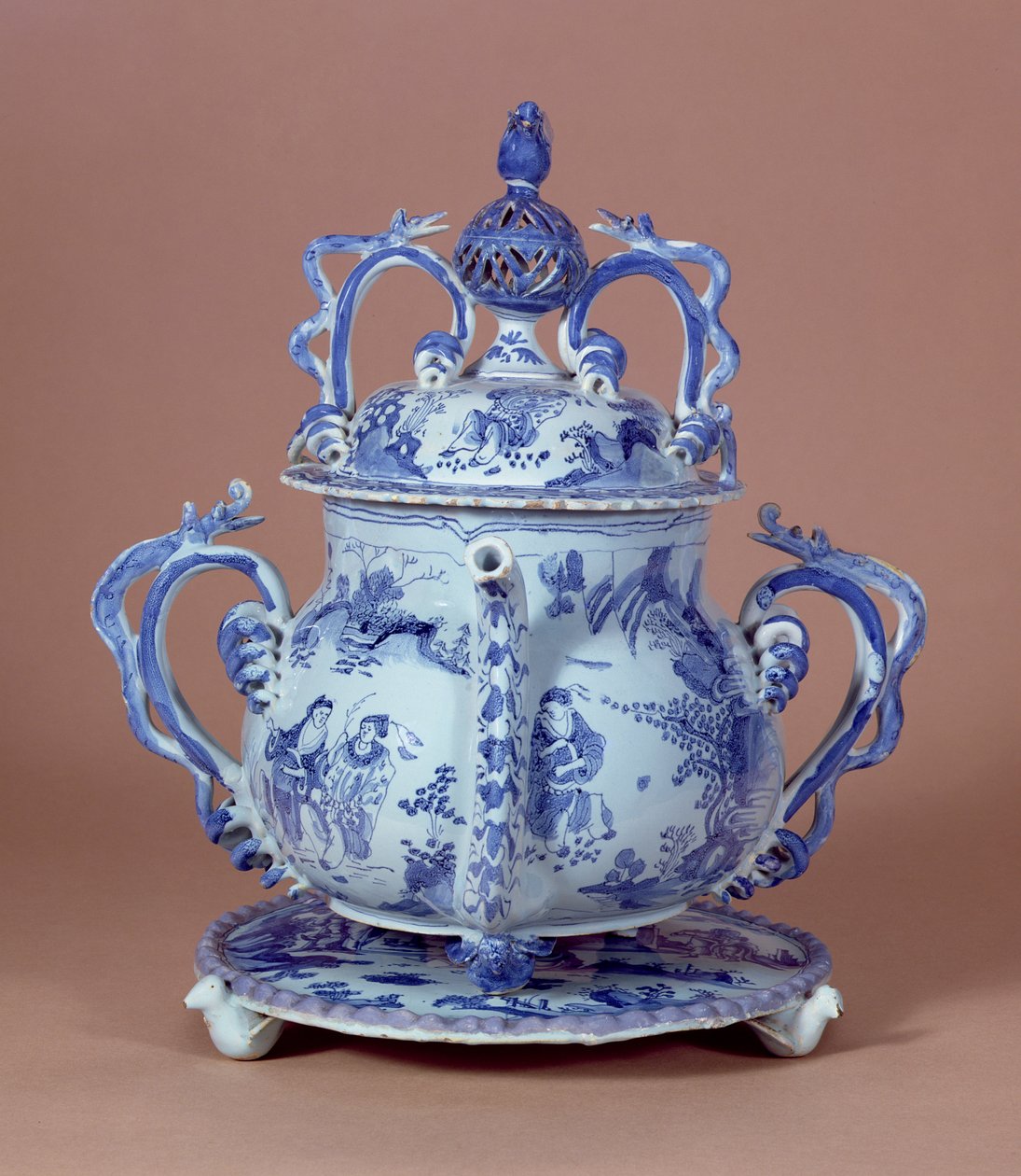 Posset Pot and Stand, Bristol, 1685 (tinglaseret fajance) af English School