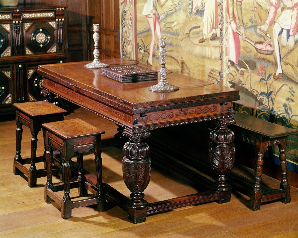 Bord og stole, kendt som Bromley-by-Bow-gruppen, ca. 1580 (eg) af English School