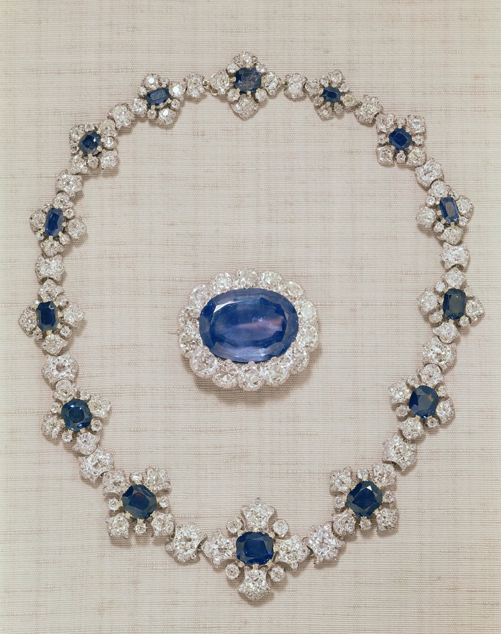 The Princess Royals Sapphires - safir- og diamantbroche og -halskæde. af English School