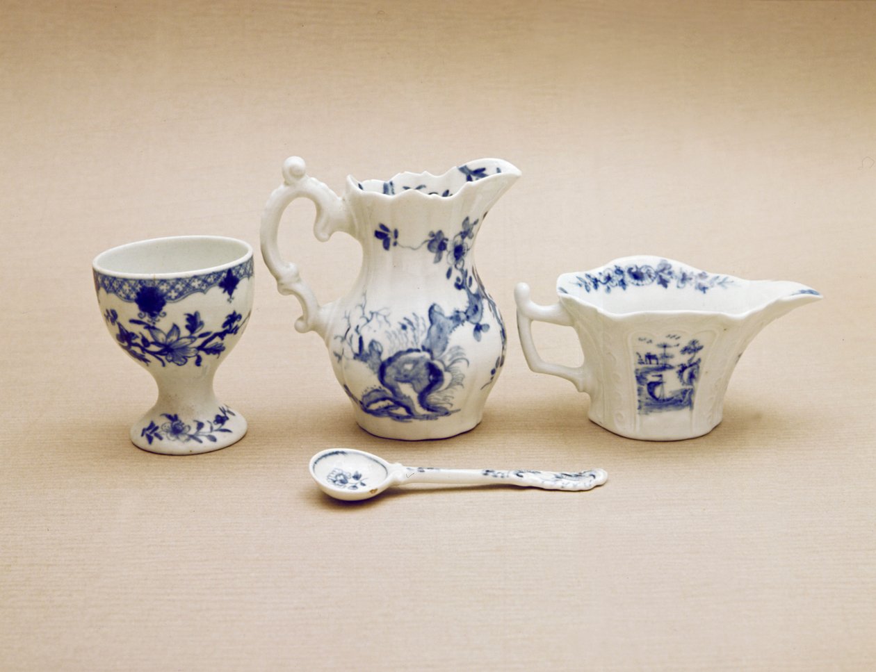 Worcester flødebåd, flødekande, sennepsske og æggebæger, slutningen af 1700-tallet (porcelæn) af English School