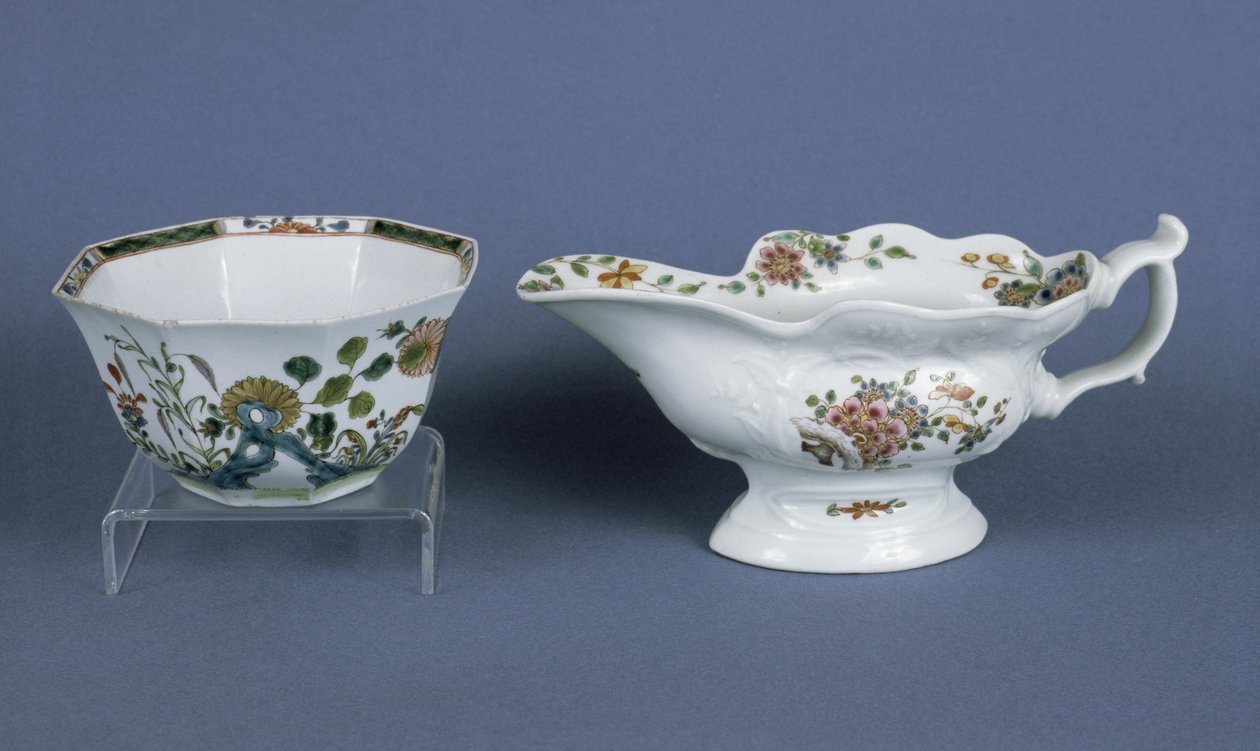 Worcester-formet oval saucebåd og ottekantet skål dekoreret i emalje, 1750-55 (keramik) af English School