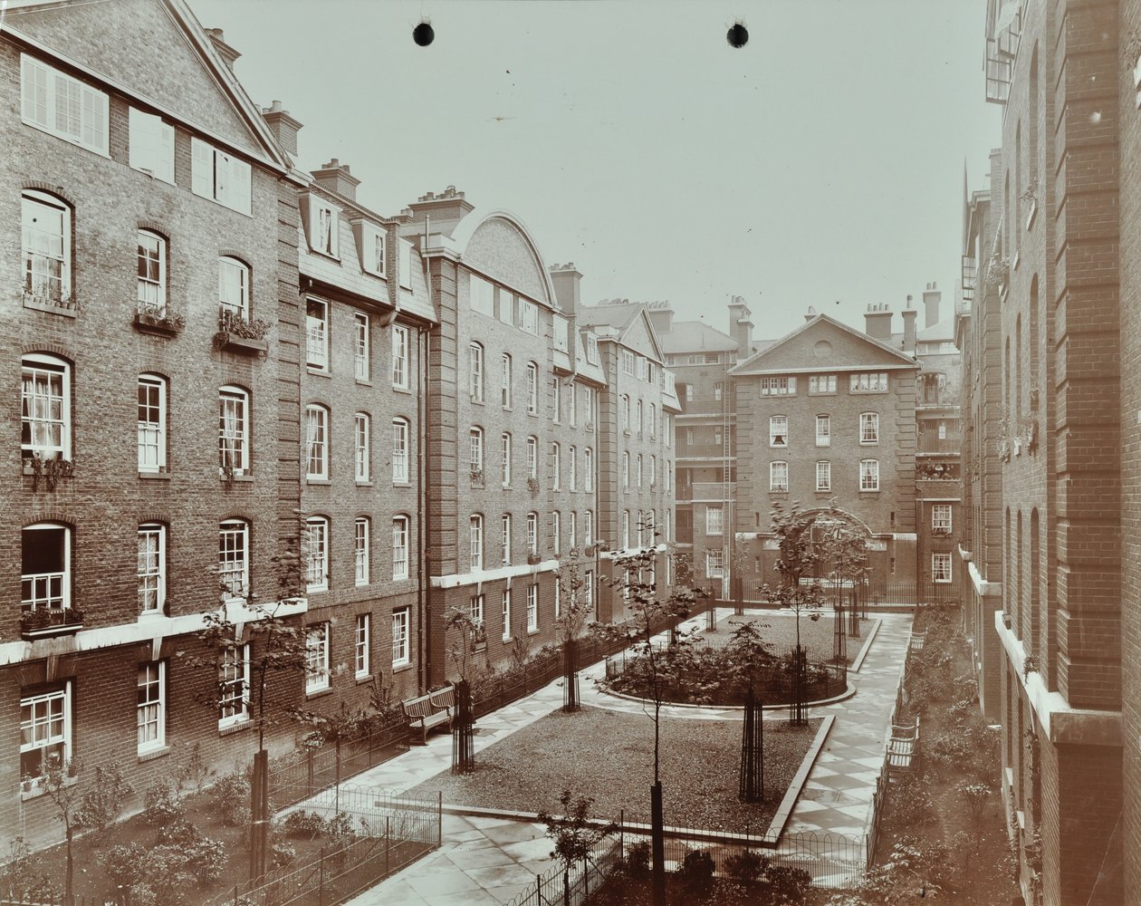 Bourne Estate: formel gårdhave, London af English Photographer