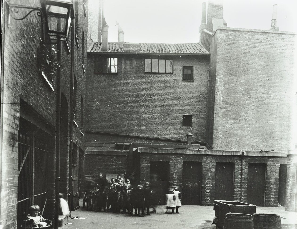 Dufferin Street: Costermongers Buildings, London, 1896 af English Photographer