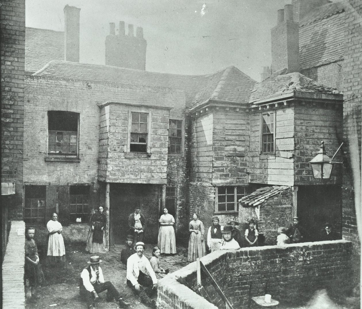 Market Court, London, 1868 af English Photographer