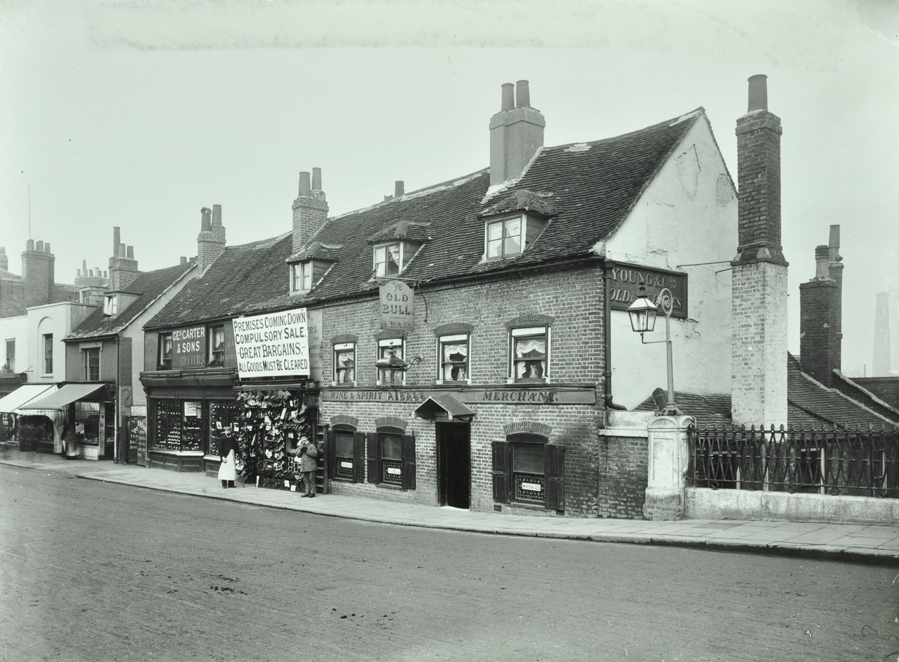 Old Bull, Wandsworth High Street, 1897 af English Photographer