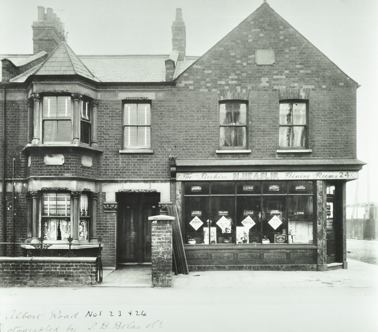 The Beehive Dining Rooms 97.0 ALB, 1899 af English Photographer