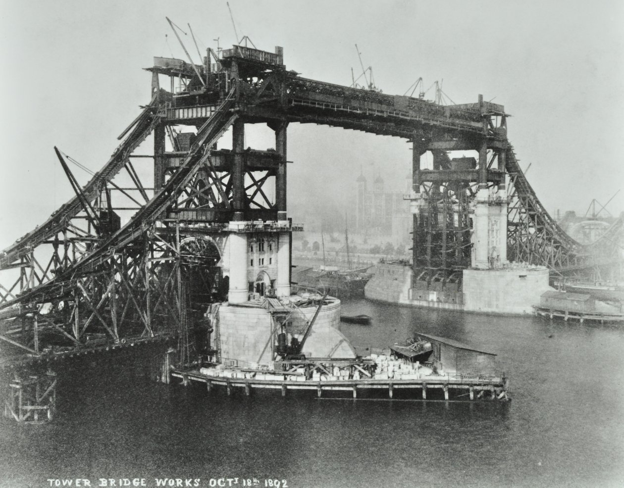 Tower Bridge under opførelse, 1892 af English Photographer