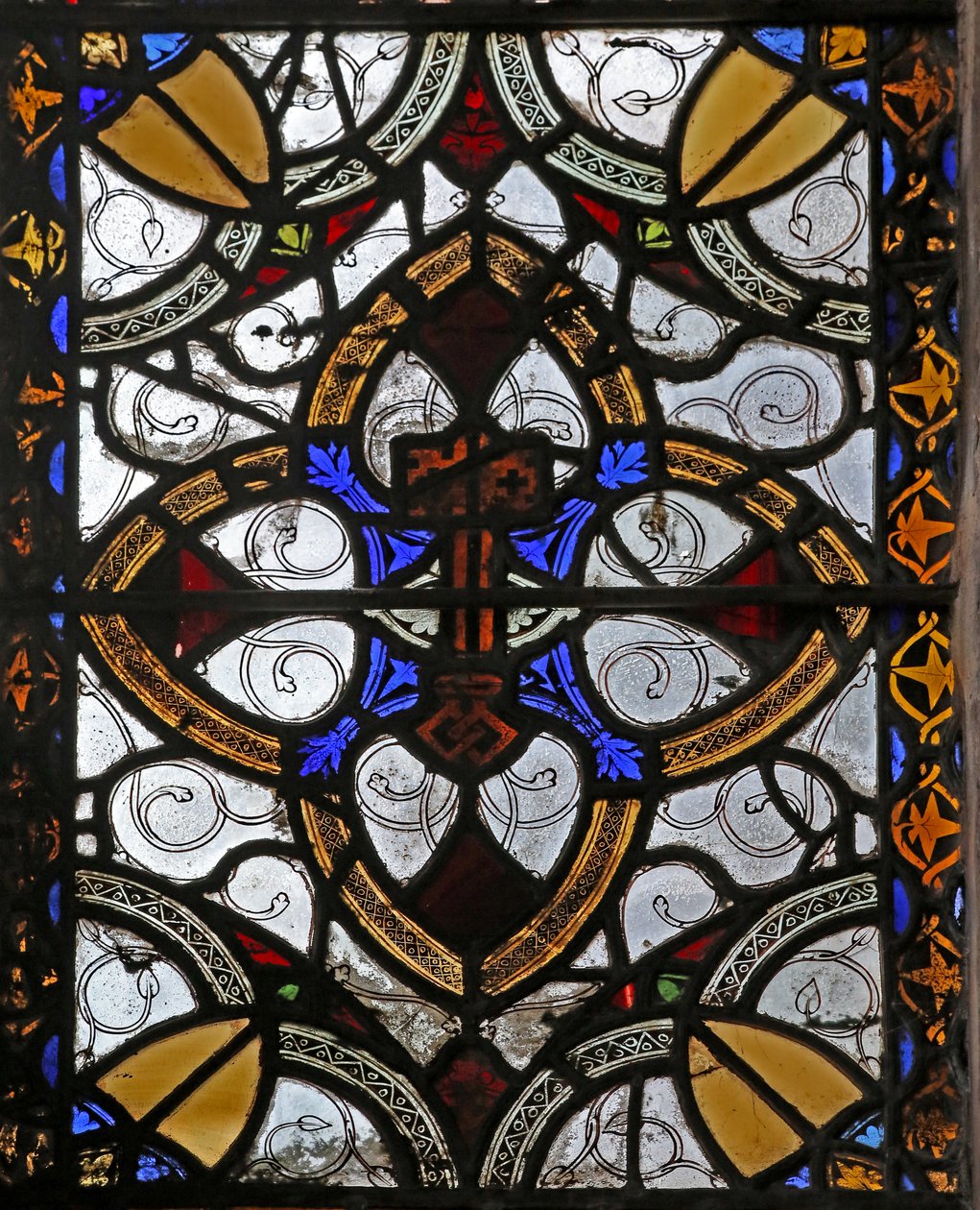 Vindue n4 med grisaille & St. Peter-emblem af English School