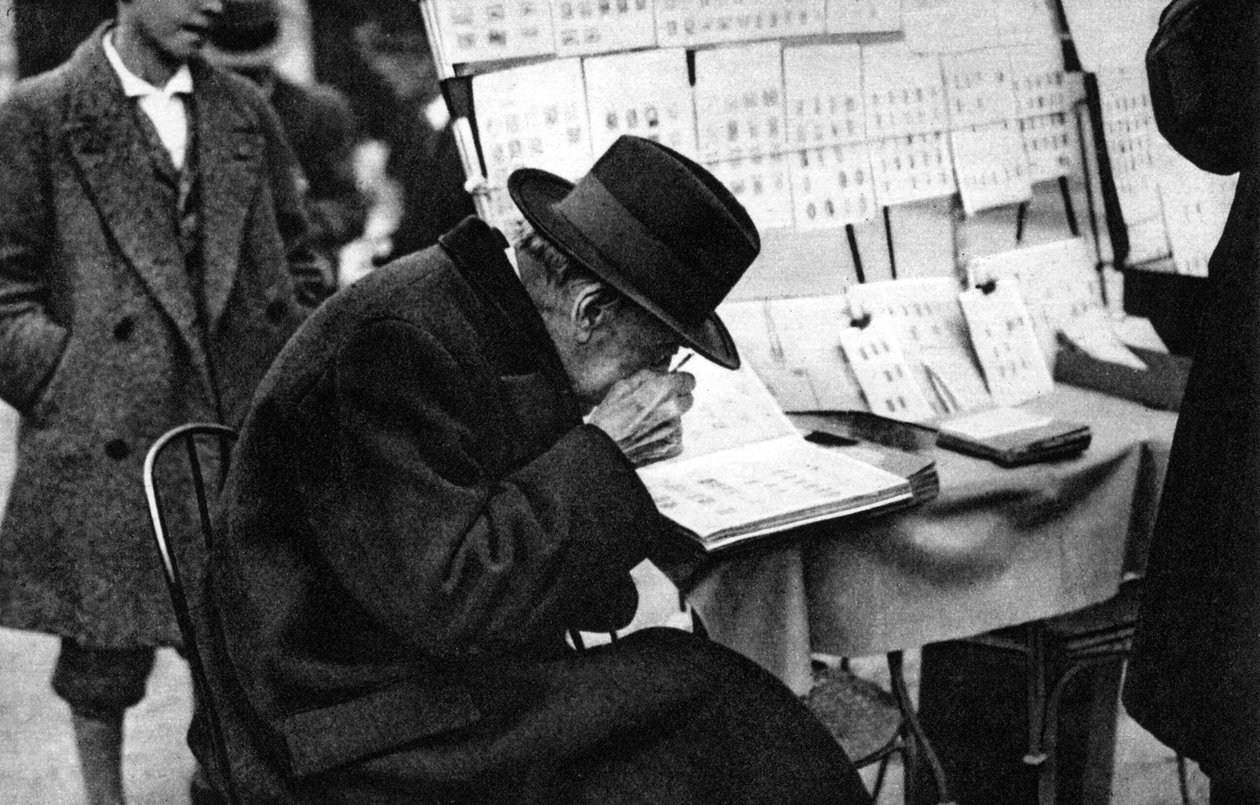En gammel frimærkekøber, Paris, 1931. af Ernest Flammarion