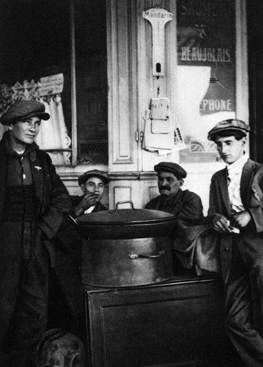 Gadesælgere af ristede kastanjer, Paris, 1931. af Ernest Flammarion