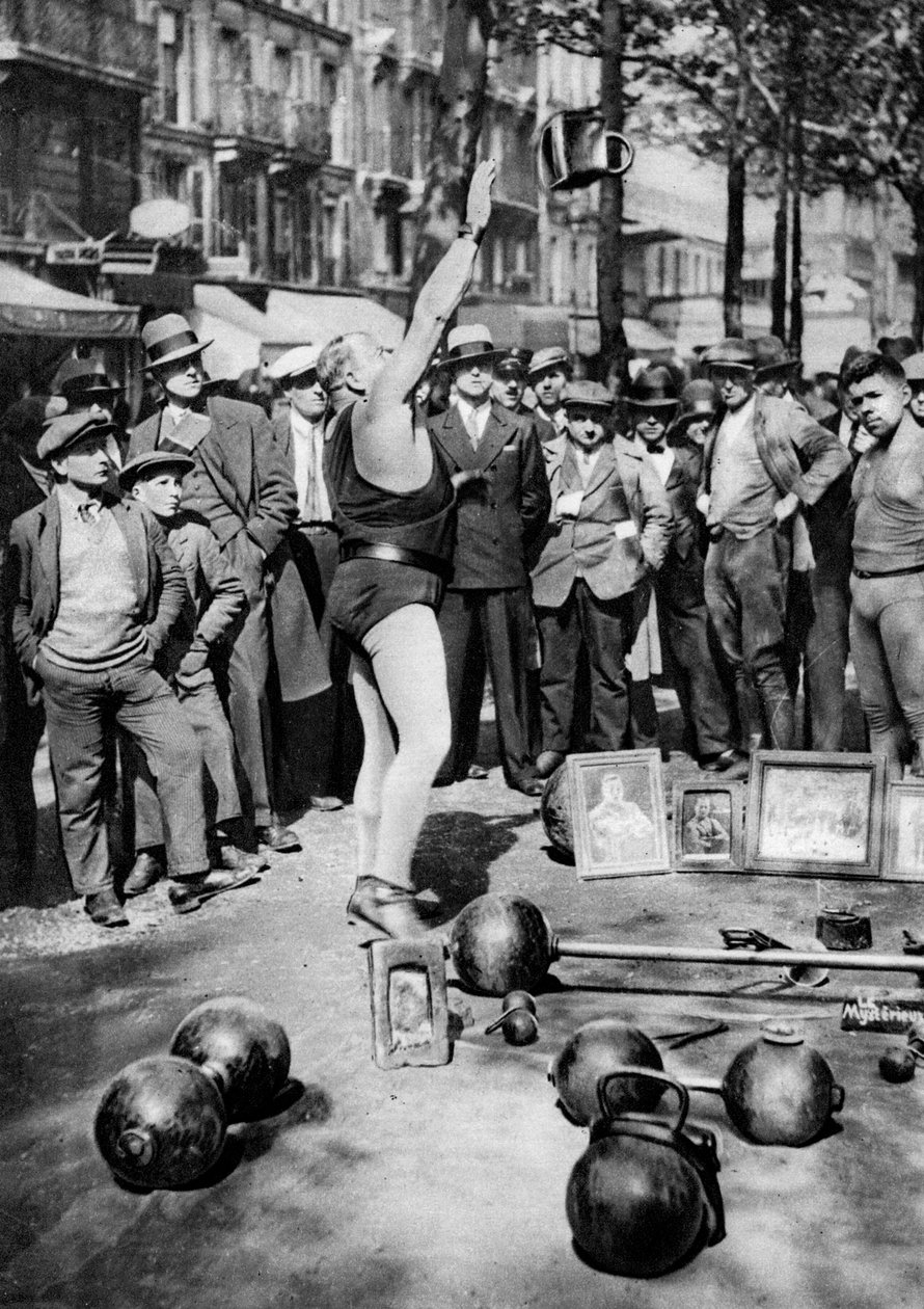 Strongman jonglerer med vægte, Paris, 1931. af Ernest Flammarion