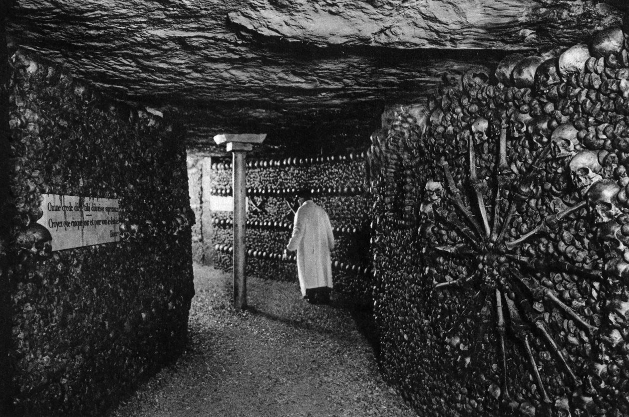 Katakomberne, Paris, 1931. af Ernest Flammarion