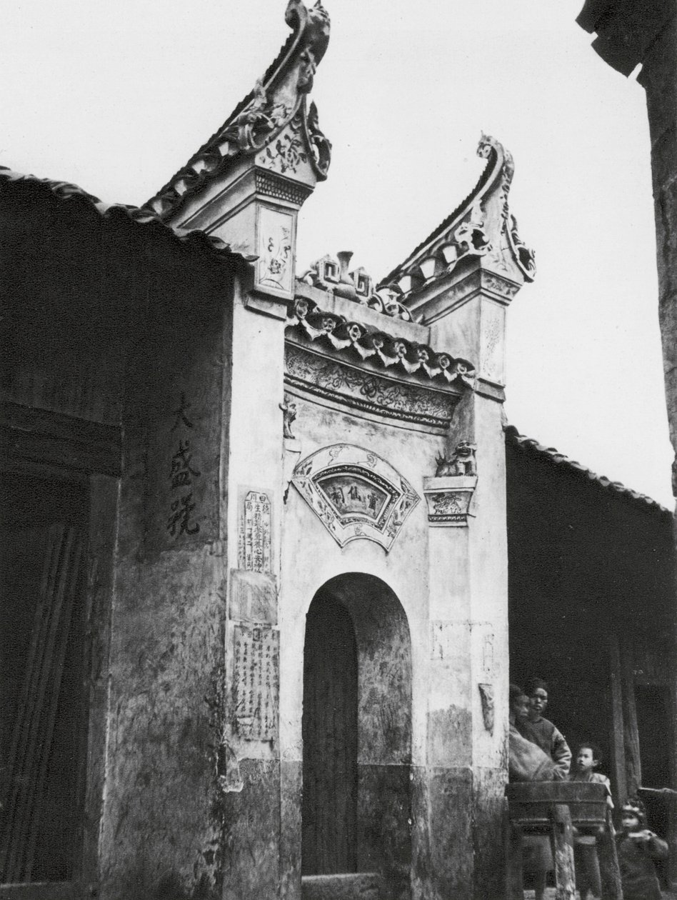 Hunan, indgang til hus (s/h-foto) af Ernst Boerschmann