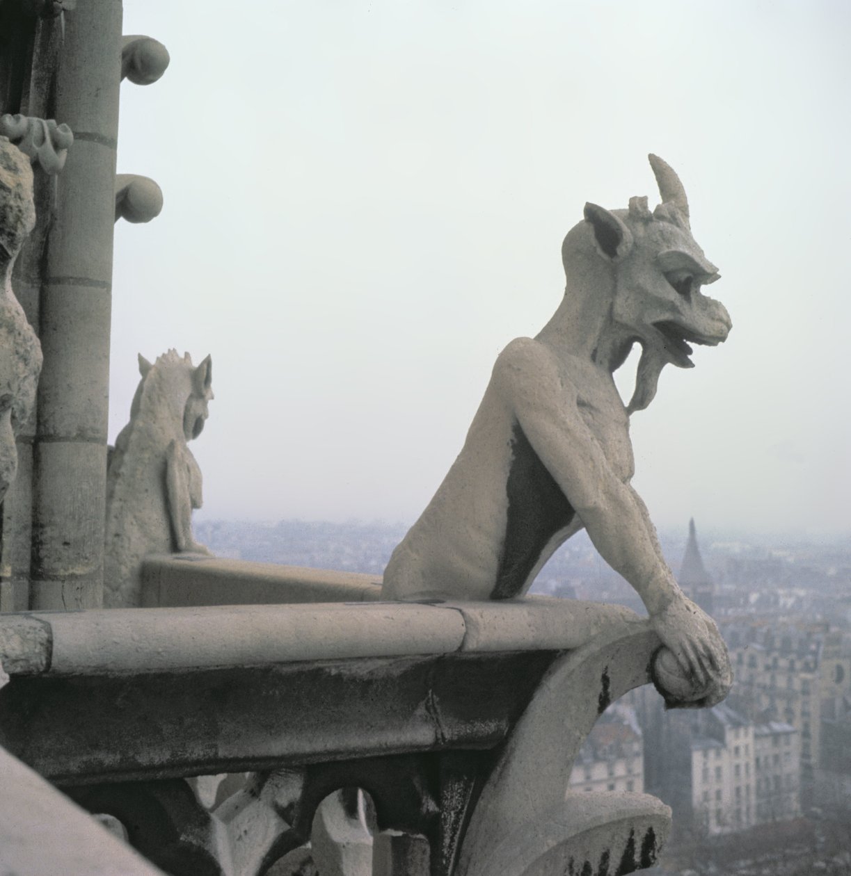 Gargoyle fra balustraden i Grande Galerie, replika af en original fra det 12. århundrede af Eugene Emmanuel Viollet le Duc