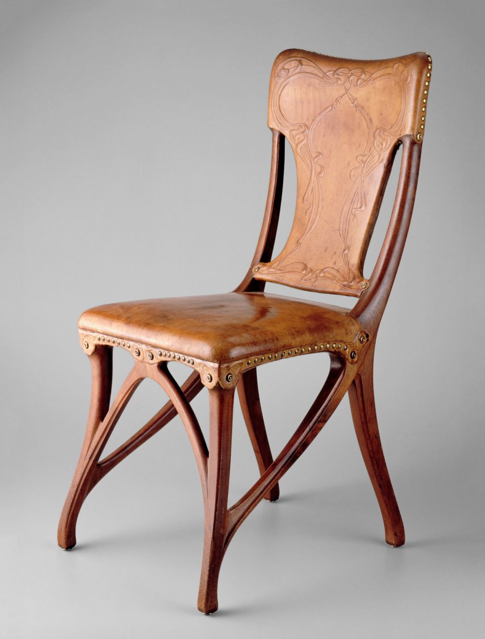Sidestol, 1900 (valnød, læder og messingstifter) af Eugene Gaillard