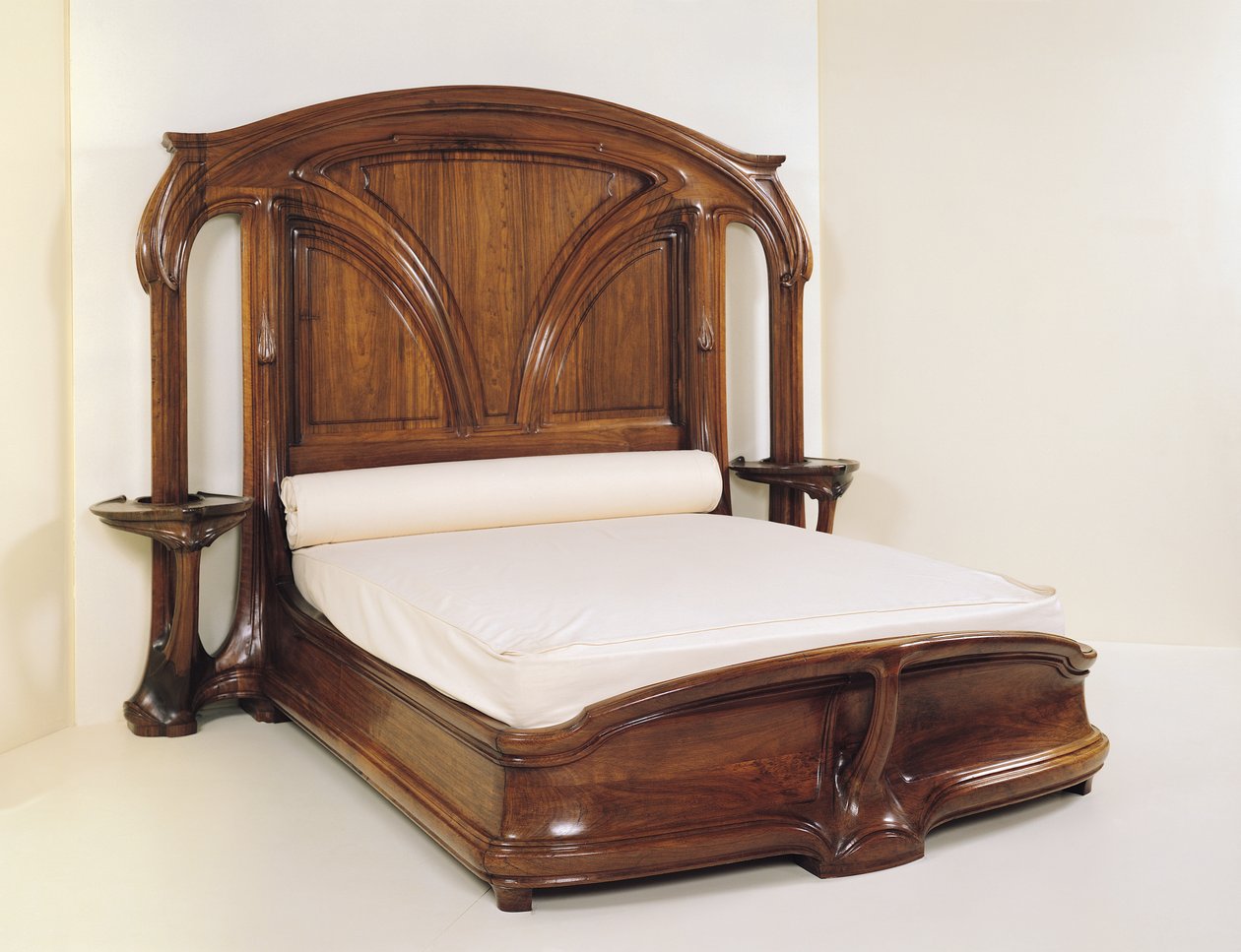 Art Nouveau seng, 1900 (træ) af Eugene Vallin